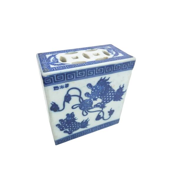 Vintage Foo Dog Ceramic Pillow Chinese Guardian Lion -  Blue White Flower Frog - Picture 5 of 7